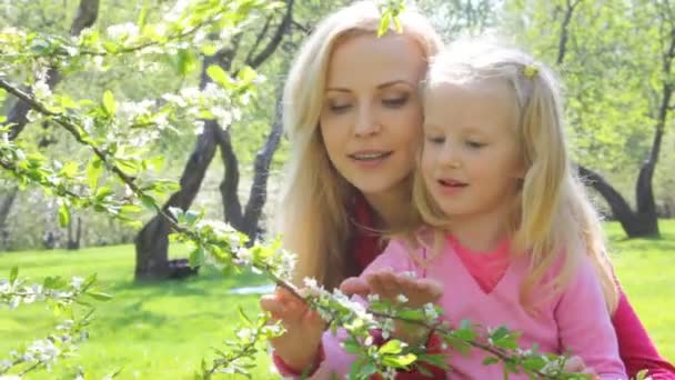 Mãe com menina no jardim — Vídeo de Stock