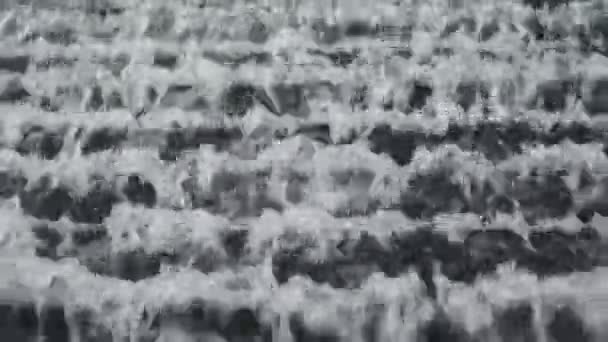 Поток воды в ступенчатом фонтане, крупным планом — стоковое видео