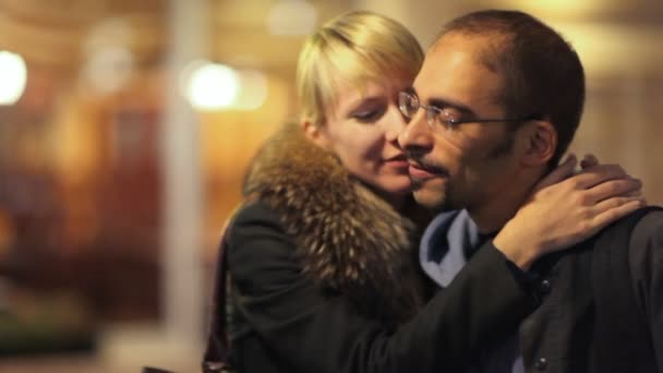 Uomo e donna che parlano e si abbracciano sulla strada notturna — Video Stock