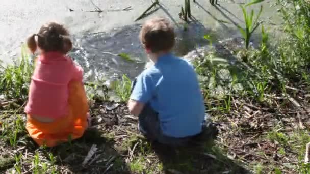 Kinderen roer water — Stockvideo