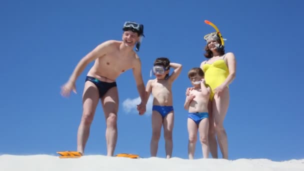 Glückliche Schwimmerfamilie, stehend und winkend — Stockvideo