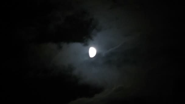 Měsíc se vznáší na obloze mraky — Stock video