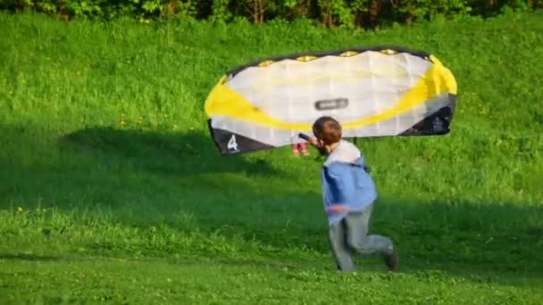 Empezando una cometa — Vídeo de stock