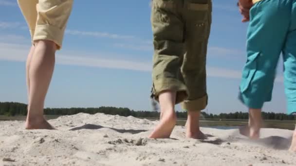 Familjen går på sand, vy från baksidan — Stockvideo