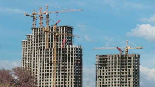 Sob casas de construção e guindastes contra o céu — Vídeo de Stock