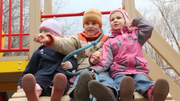 Oyun parkında oynayan 3 çocuk — Stok video