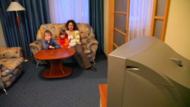 Mãe e dois filhos olhar TV — Vídeo de Stock