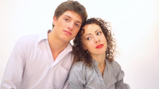 Pareja en el fondo blanco mirándose sonriendo y riendo — Vídeos de Stock