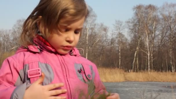 Meisje speelt met branch — Stockvideo