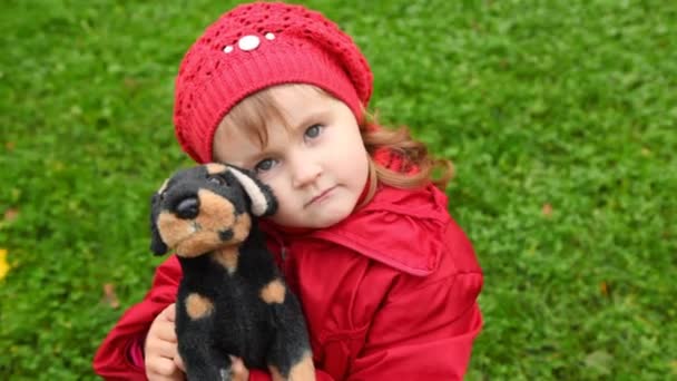 Little girl gazdaság kezét játék kutya a szabadtéri — Stock videók