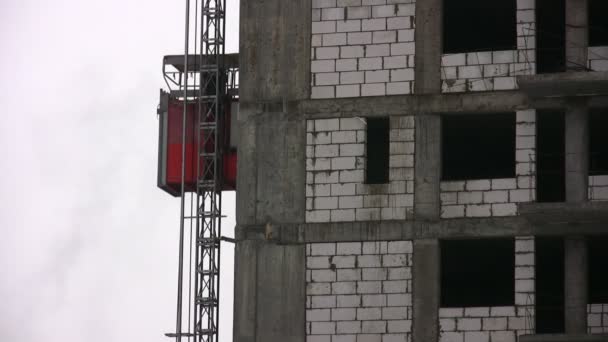 El ascensor del edificio se mueve hacia abajo — Vídeo de stock