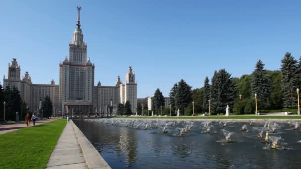 MOCSOW - 5 SETTEMBRE: Fontana davanti all'Università Statale di Mosca 5 settembre 2009 a Mosca, Russia. Più di 40 000 studenti universitari e circa 7 000 laureati studiano presso la MSU . — Video Stock