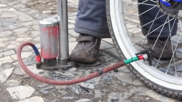 Boy's voet op lucht-pomp, pompen fietswiel — Stockvideo