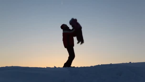 Silueta padre lanza niño hacia arriba — Vídeo de stock