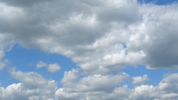 Grijs-witte wolken drijven op de lucht — Stockvideo