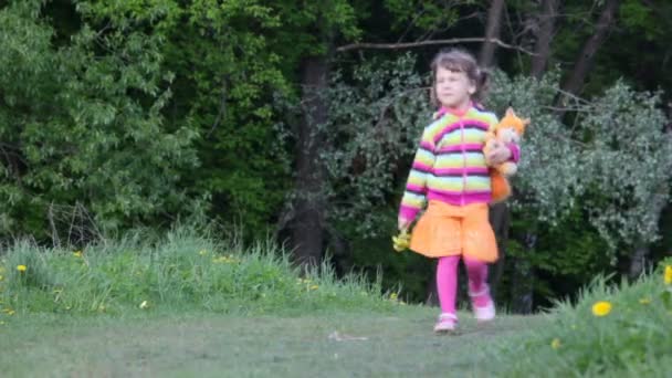 Bambina camminare attraverso la foresta — Video Stock