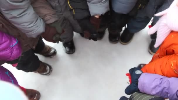 Crianças círculo levantando as mãos e colocando para baixo — Vídeo de Stock