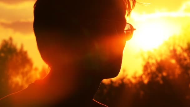 Homem toca seu rosto contra o sol — Vídeo de Stock