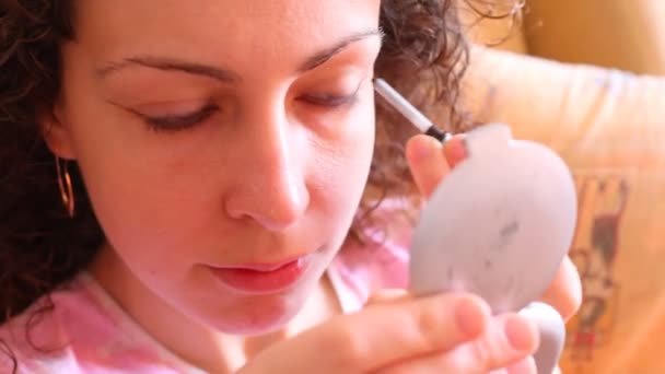 Mujer poniendo maquillaje — Vídeos de Stock