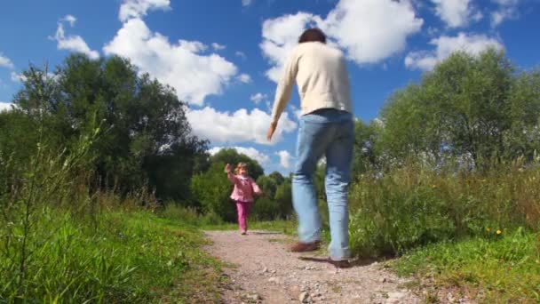 Vader roteren met dochter buiten — Stockvideo