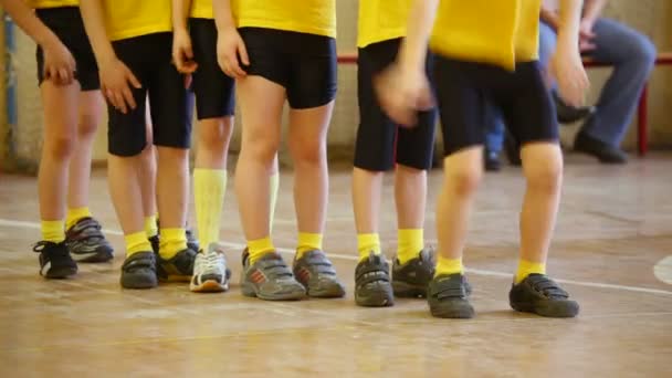 Kinderen wachten vol ongeduld op sport compatition in de kleuterschool — Stockvideo