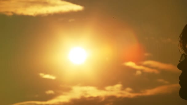 Man touches the sun with the head — Stock Video