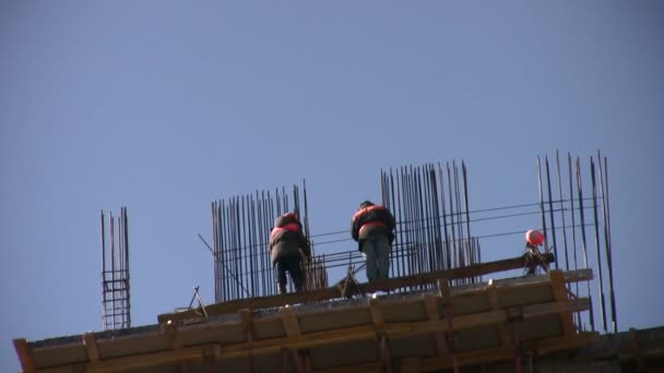 Edificio casa y grúa, alejar el zoom — Vídeo de stock