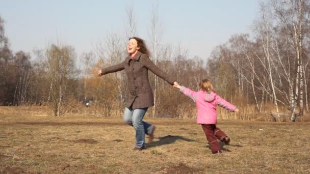 Mãe e menina brincam alegremente na clareira — Vídeo de Stock