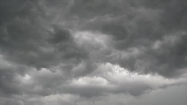 Graue Wolken brausen über den Himmel — Stockvideo