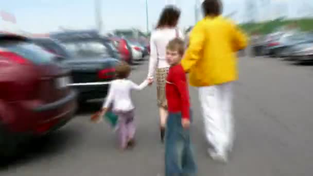 Familjen går från parkeringsplats. tidsinställd — Stockvideo