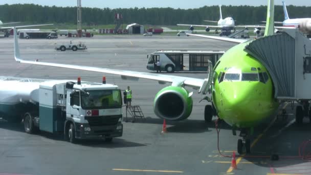 Toma de combustible en el avión — Vídeos de Stock