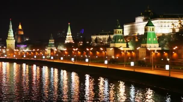 Edificio y torres del Kremlin, río y coches en la ciudad de Moscú — Vídeo de stock