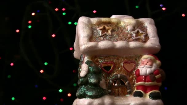 Dekoratives Spielzeughaus Weihnachtsmann dreht sich um seine Achse — Stockvideo