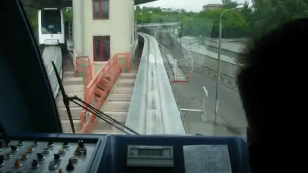 Reis met de trein na een monorail — Stockvideo