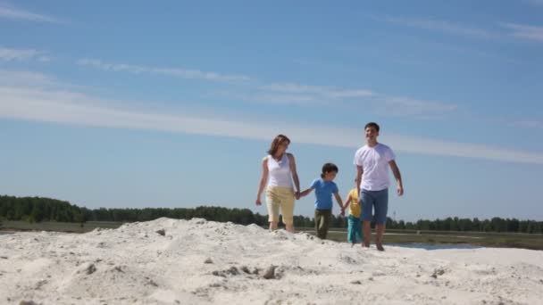 Lycklig familj går på sand — Stockvideo