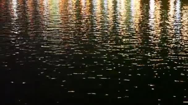 Reflexões leves sobre a água à noite — Vídeo de Stock