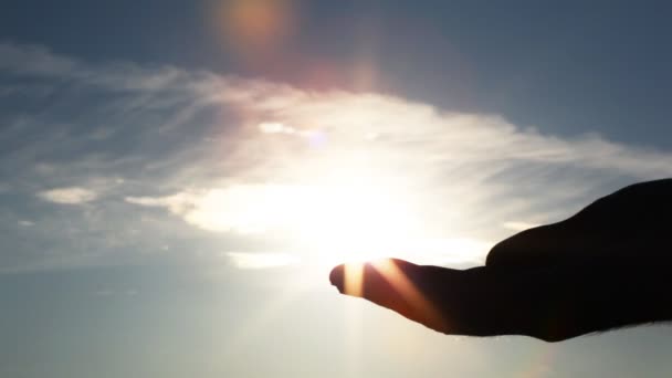 La mano sostiene el sol en una palma — Vídeo de stock