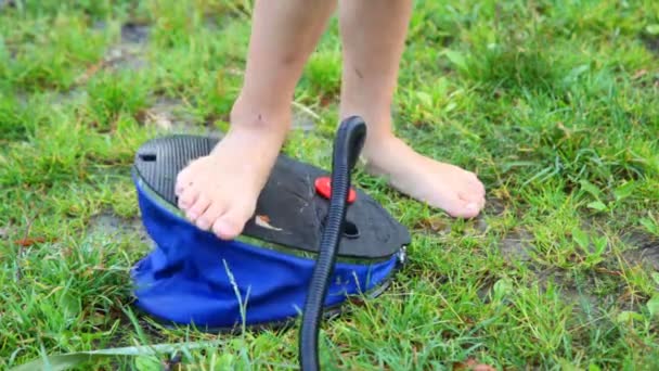 Jeune homme non identifié utilisant une pompe à pédale — Video