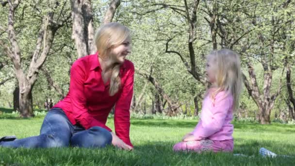 Ma con bambino sedersi su erba — Video Stock