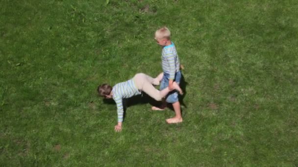 Deux garçons jouant brouette — Video