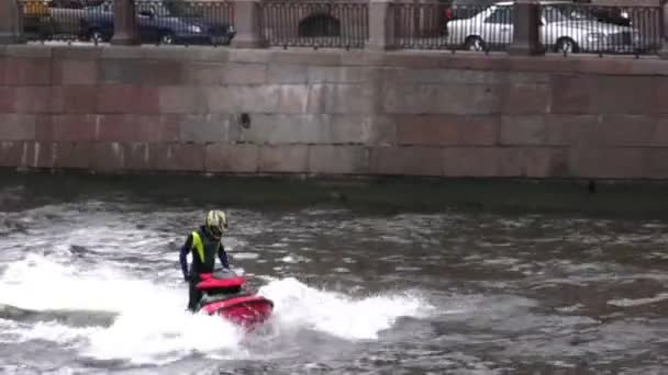 Jet skidåkare i floden — Stockvideo