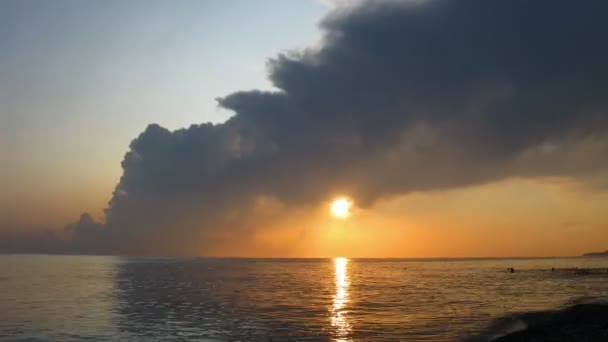 Rauch über dem Meer bei Sonnenuntergang — Stockvideo