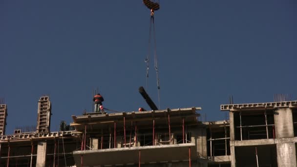 Stavební jeřáb pohybuje nákladu, oddálení — Stock video