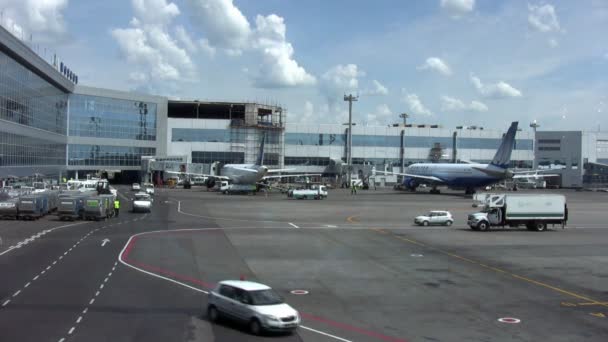 Coches en la zona del aeropuerto — Vídeos de Stock