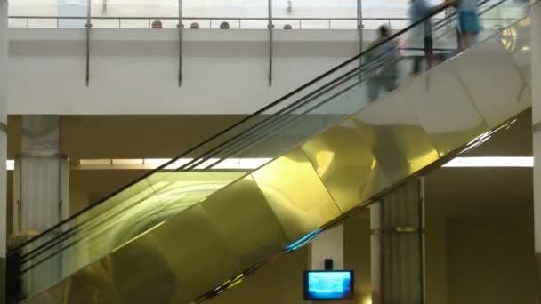 Vista lateral de la escalera mecánica — Vídeos de Stock
