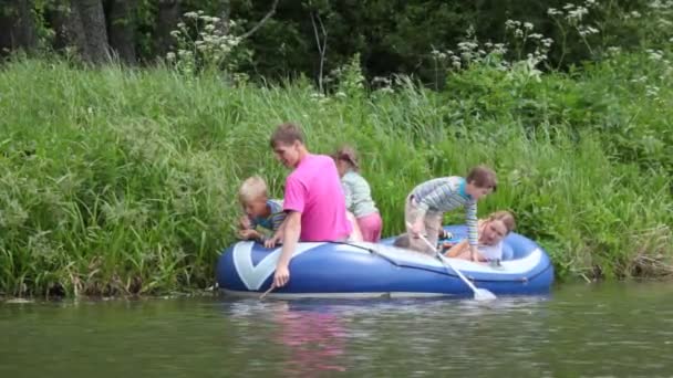 Familj med 4 barn i gummi båt, fiske — Stockvideo