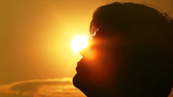 Silhouettes d'une tête et du visage de l'homme contre le soleil — Video