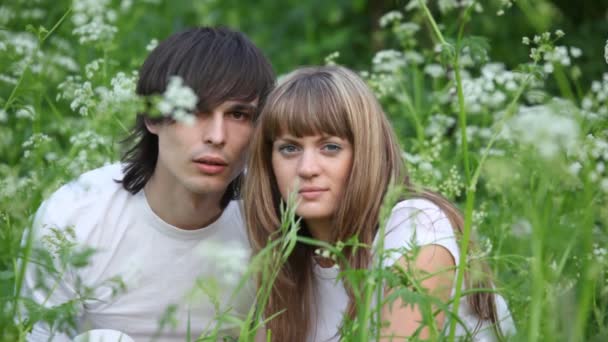 Joven hombre y chica mirando algo — Vídeos de Stock