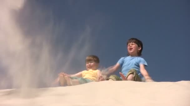 Pojkar spelar med sand — Stockvideo