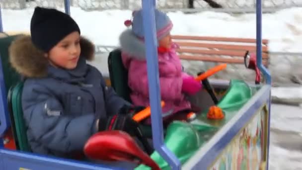 Chico y chica en el ferrocarril de los niños. invierno — Vídeos de Stock